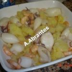 Lulas com batatas, camarão e molho de manteiga e alho