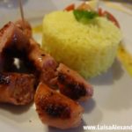 Salsichas Frescas Grelhadas com Especiarias para Grelhados Acompanhadas com Arroz Thai Jasmin com Açafrão